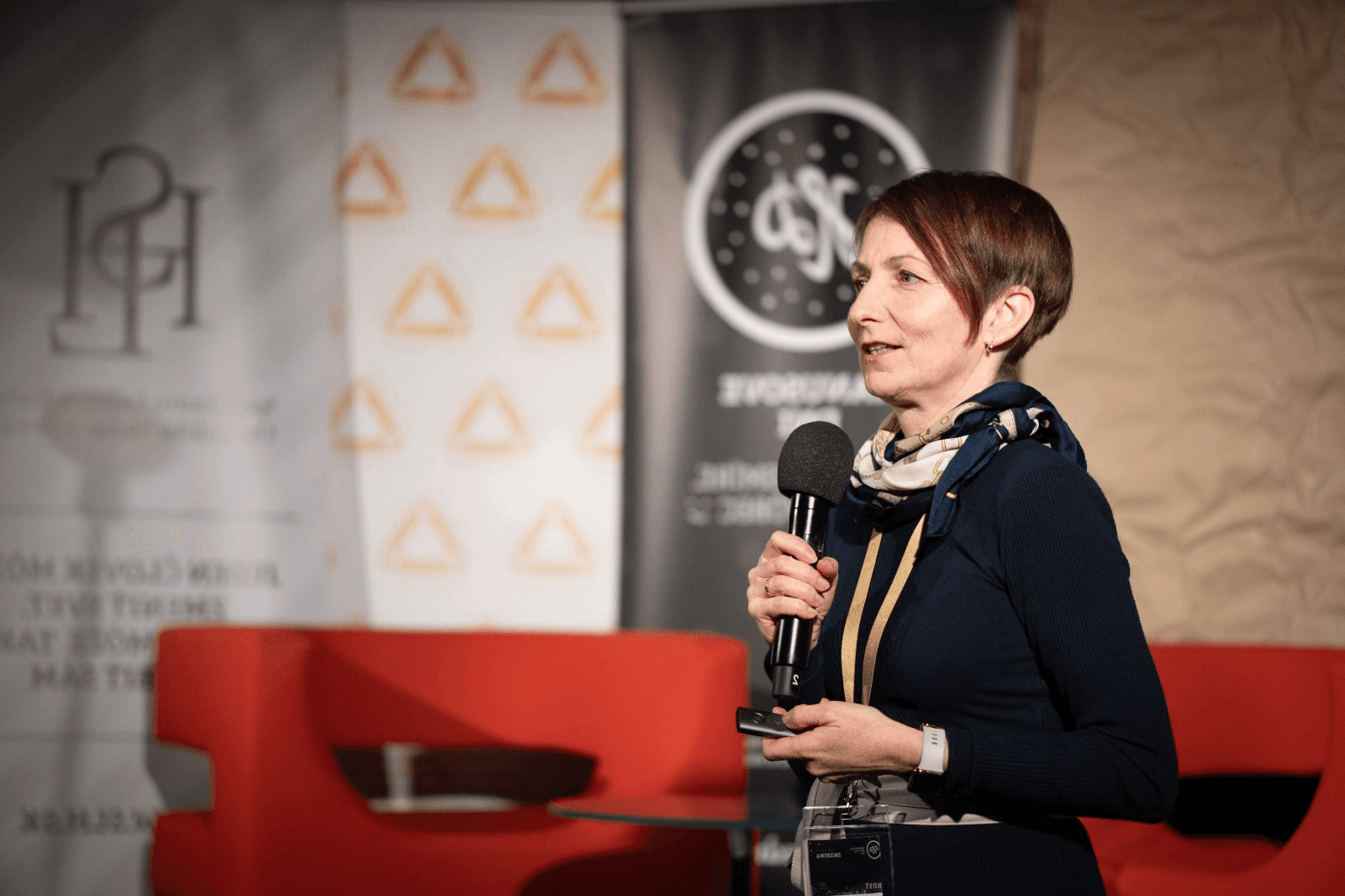 Renáta Ocilková pri prednášaní s mikrofónom